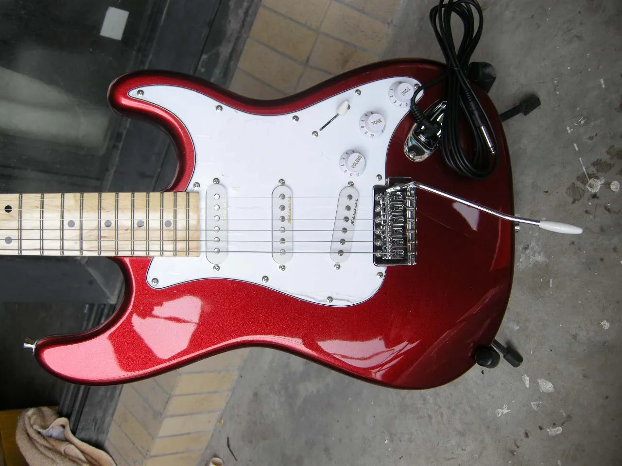 Fabrika mağaza metal kırmızı vücut maple klavye ST 6 strings elektro gitar 8yue31 Görüntü 0