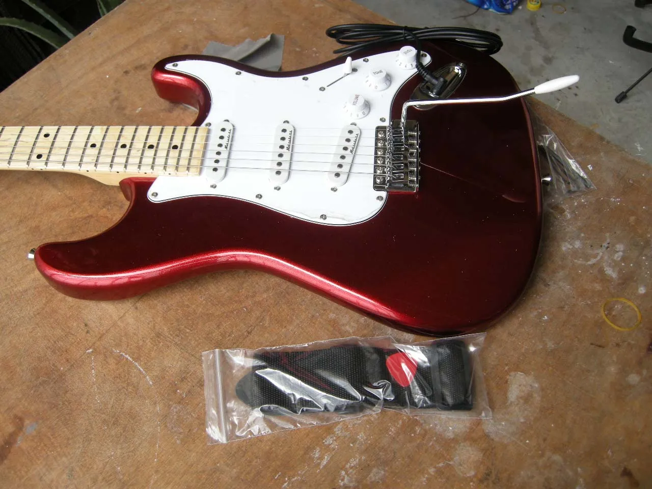Fabrika mağaza metal kırmızı vücut maple klavye ST 6 strings elektro gitar 8yue31 Görüntü 1