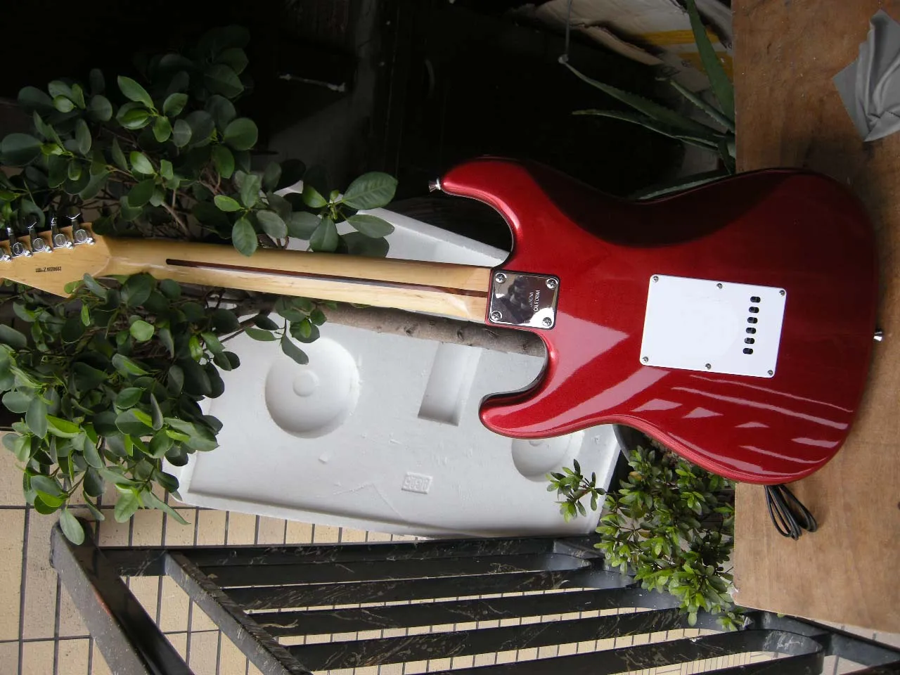Fabrika mağaza metal kırmızı vücut maple klavye ST 6 strings elektro gitar 8yue31 Görüntü 2