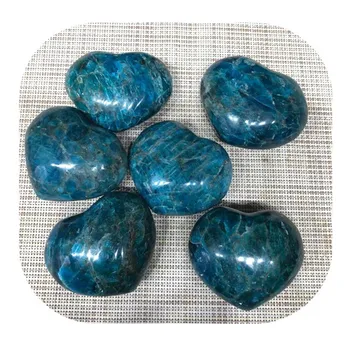 Yüksek Kaliteli El Oyma Yarı Değerli Taşlar El Sanatları Doğal Mavi Apatit Kalp Şeklinde Taş Satılık